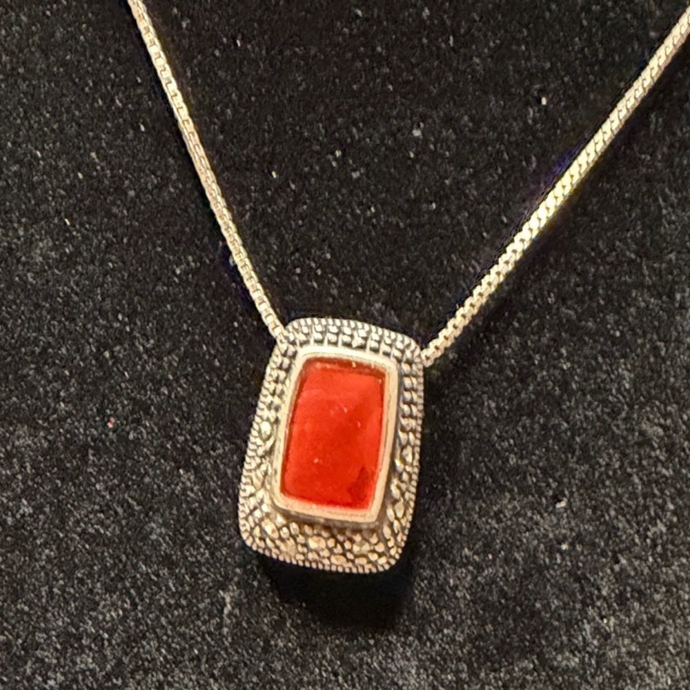 Elegant 925 Sterling Silver and Red
Garnet Pendant Necklace